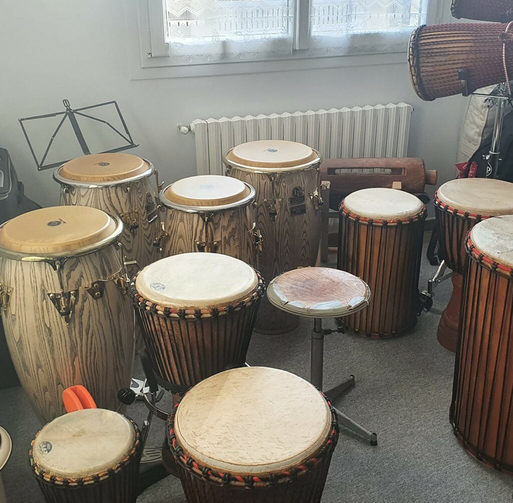 Percussions : djembé et congas dans la maison musicale de Gilles Bordier à Laval-Saint-Berthevin